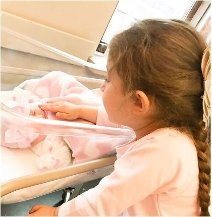 اولین روز تولد نبات کوچولوی شاهرخ استخری در بیمارستان/ با این لباسای نوزادی صورتی شبیه عروسکه😍