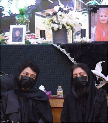 سنگ تمام مارال و مونا فرجاد در چیدن میزعزای مادرشان+عکس/ شمعدان کریستال، قاب عکس و باکس گل به سلیقه خواهران بازیگر