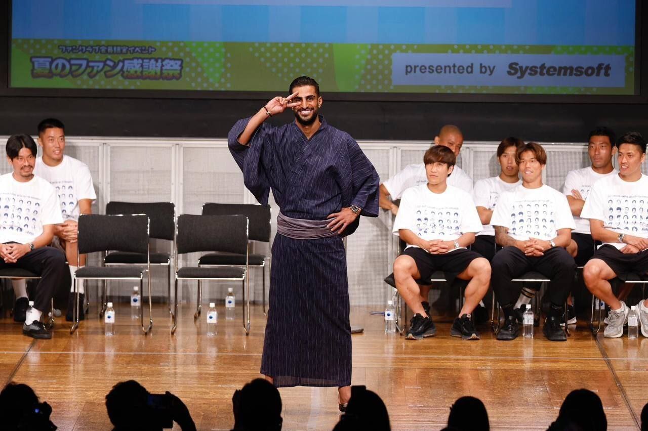 شکل و شمایل جالب شهاب زاهدی در لباس کیمونو