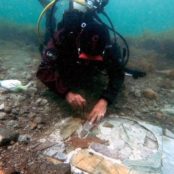 کشف موزاییک مرمرین روم باستان از اعماق خلیج ناپل