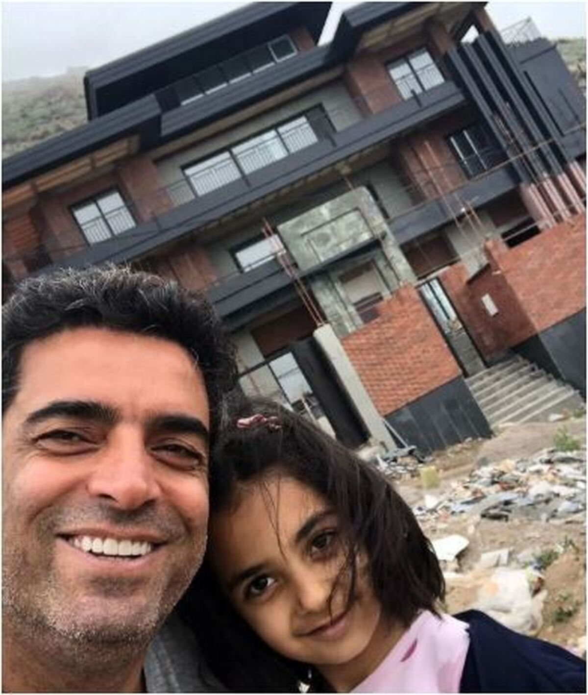 فیگور‌های جالب و دیدنی منوچهر هادی و دخترش در رستوران/هرکی ندونه با دیدن این عکسا متوجه نسبتشون میشه!