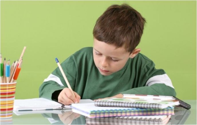 ۸ آسیبی که مشق نوشتن نامناسب سر بچه‌ها می‌آورد