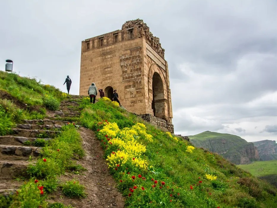 سفری به قلب قلعه ضحاک؛ بنایی مخوف و زیبا در دل طبیعت