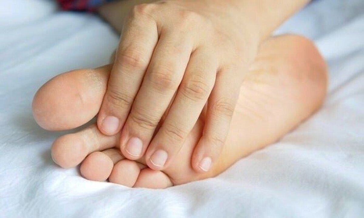 رایج‌ترین دلایلی که موجب خارش پا در شب می‌شود چیست؟