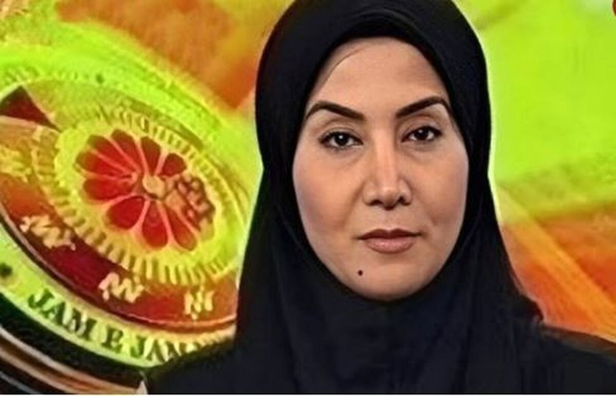 این خانم با تتو‌های خفن رو دستش همان «مهناز شیرازی» گوینده خبر تلویزیون است! +عکس