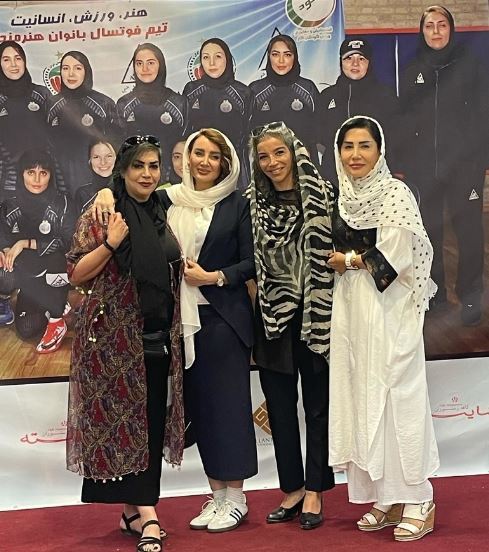 این خانم با تتو‌های خفن رو دستش همان «مهناز شیرازی» گوینده خبر تلویزیون است! +عکس