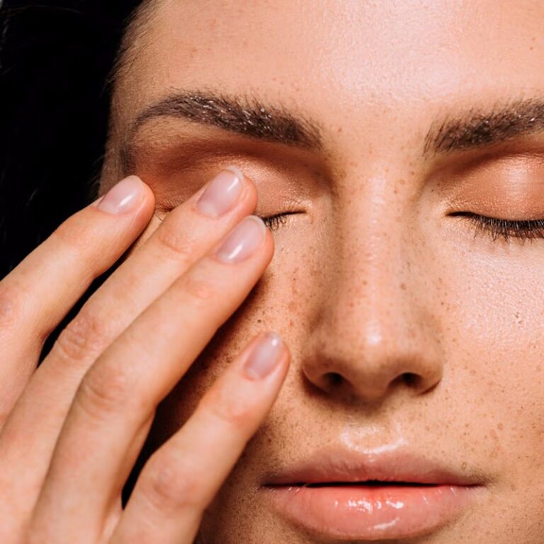 چگونه با تکنیک سایه زدن پف چشم‌ها را کم کنیم؟