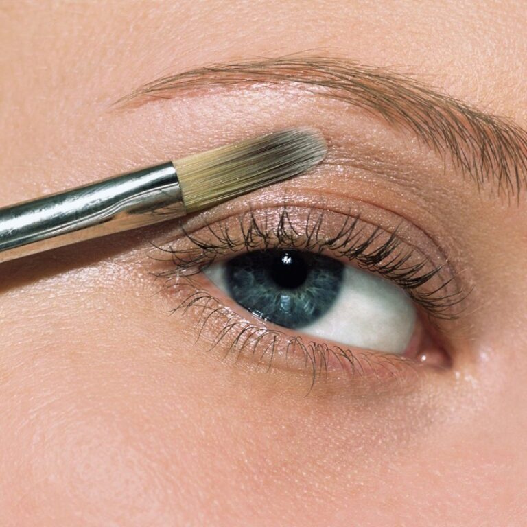 چگونه با تکنیک سایه زدن پف چشم‌ها را کم کنیم؟