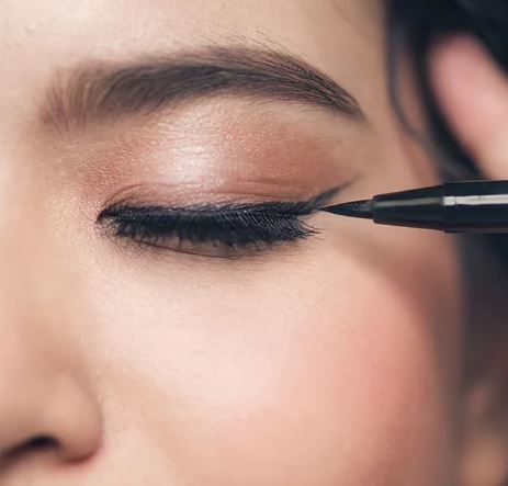 چگونه با تکنیک سایه زدن پف چشم‌ها را کم کنیم؟