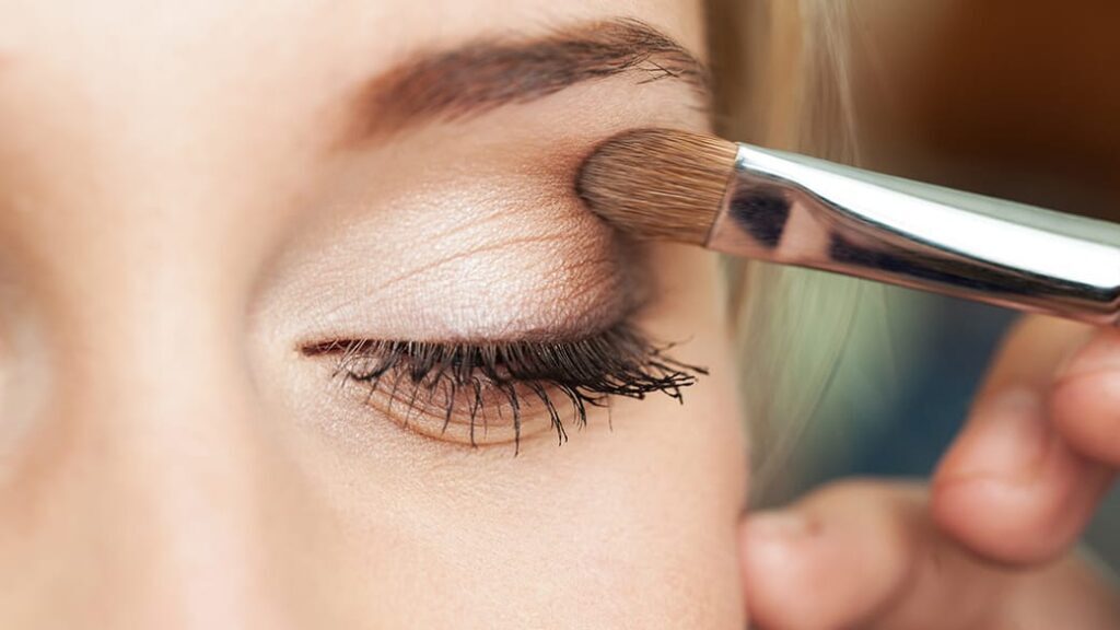 چگونه با تکنیک سایه زدن پف چشم‌ها را کم کنیم؟