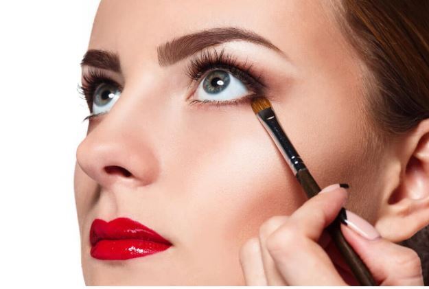 بررسی تفاوت‌های کلیدی بین سایه ابرو و سایه چشم