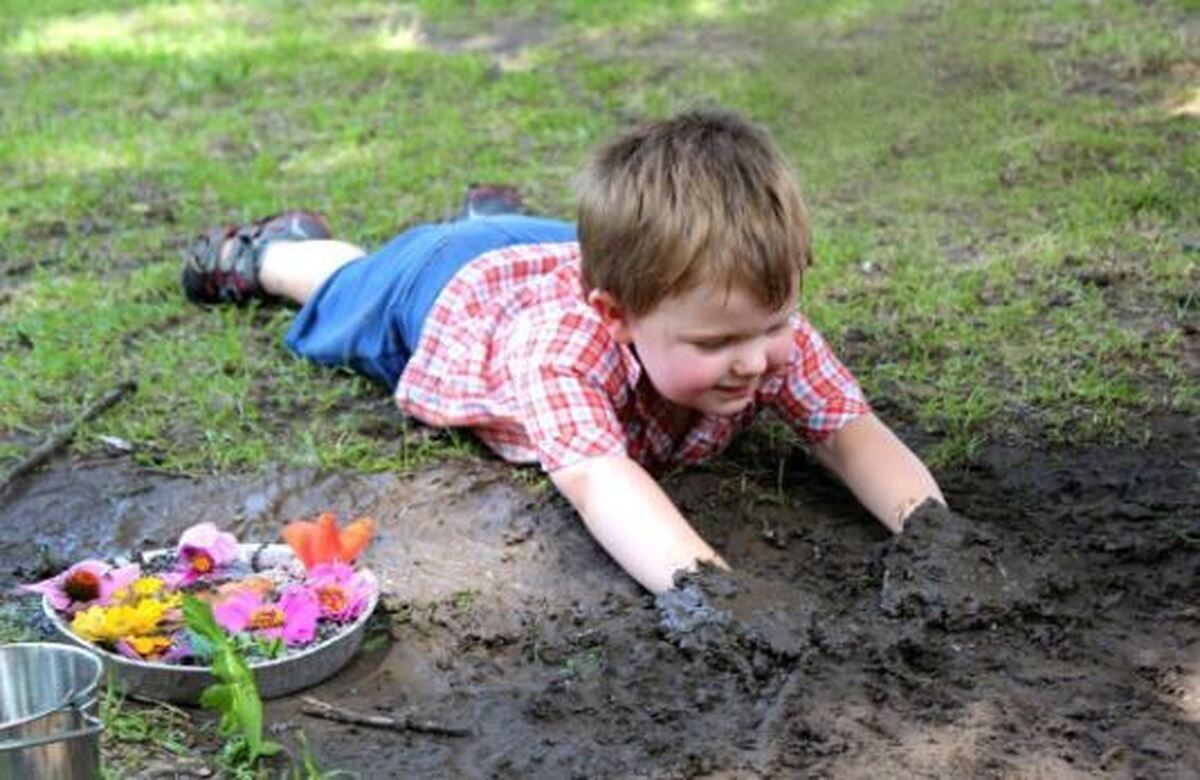 قرار گرفتن در معرض میکروب‌های موجود در خاک برای کودکان ضرر ندارد!