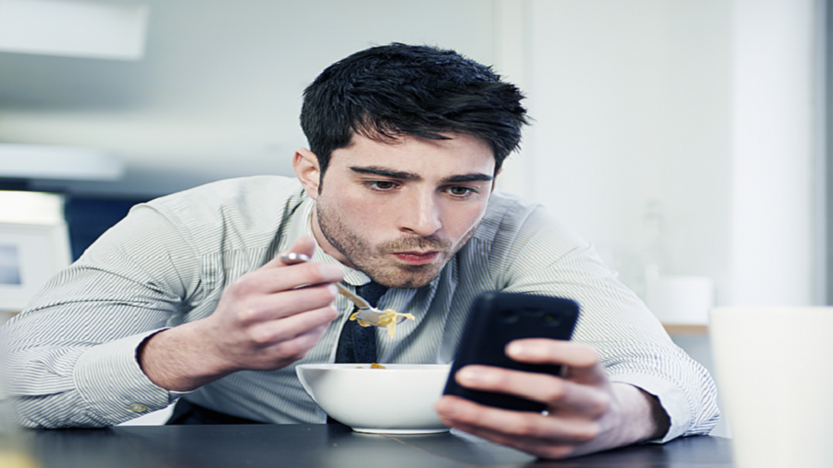 خطرات استفاده از تلفن هنگام غذا خوردن