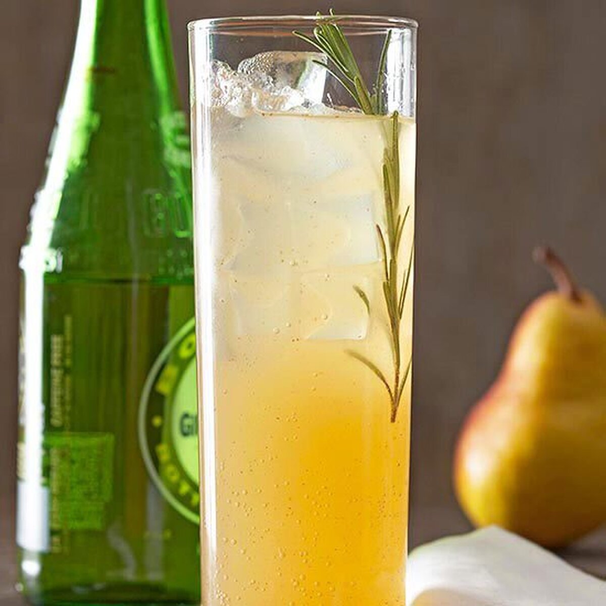 آموزش تهیه نوشیدنی دلچسب با طعمی ملایم با ترکیب رزماری و گلابی