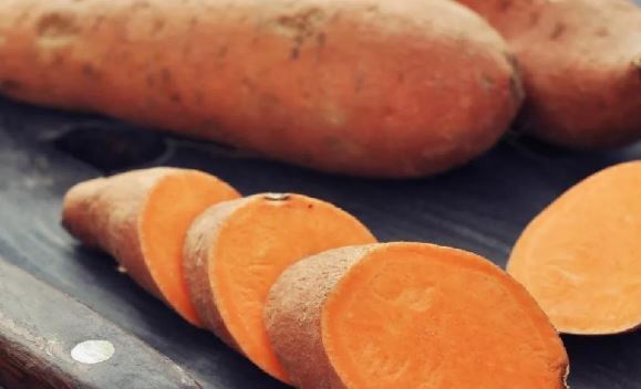 همه چیز درمورد فواید و ارزش غذایی سیب زمینی شیرین و تفاوت آن با سیب زمینی سفید
