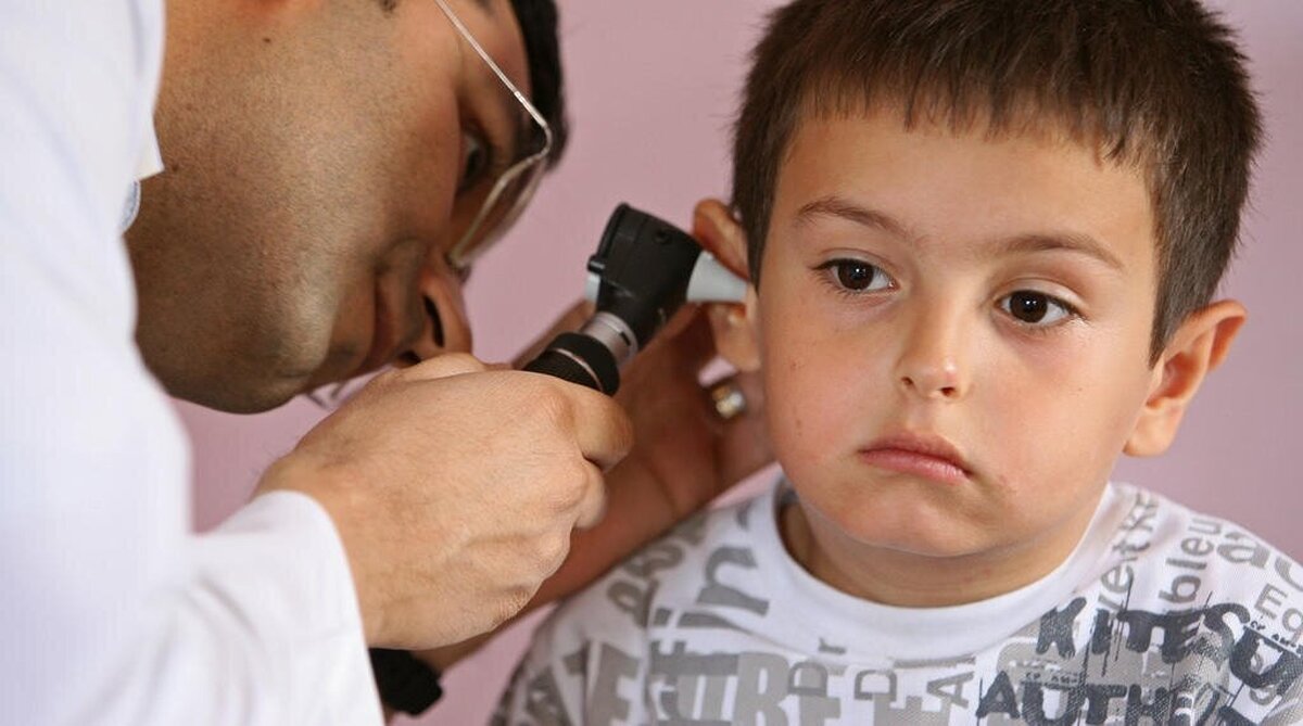 چرا گوش کودک چرکی میشود؟ در این مواقع چه باید کرد؟