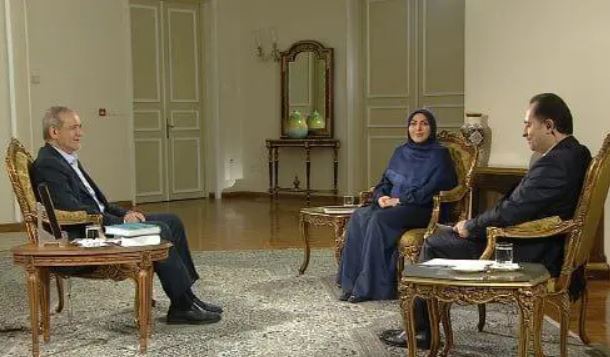 روسری پوشیدن المیرا شریفی‌مقدم در گفت‌و‌گو با رئیس جمهور سوژه شد