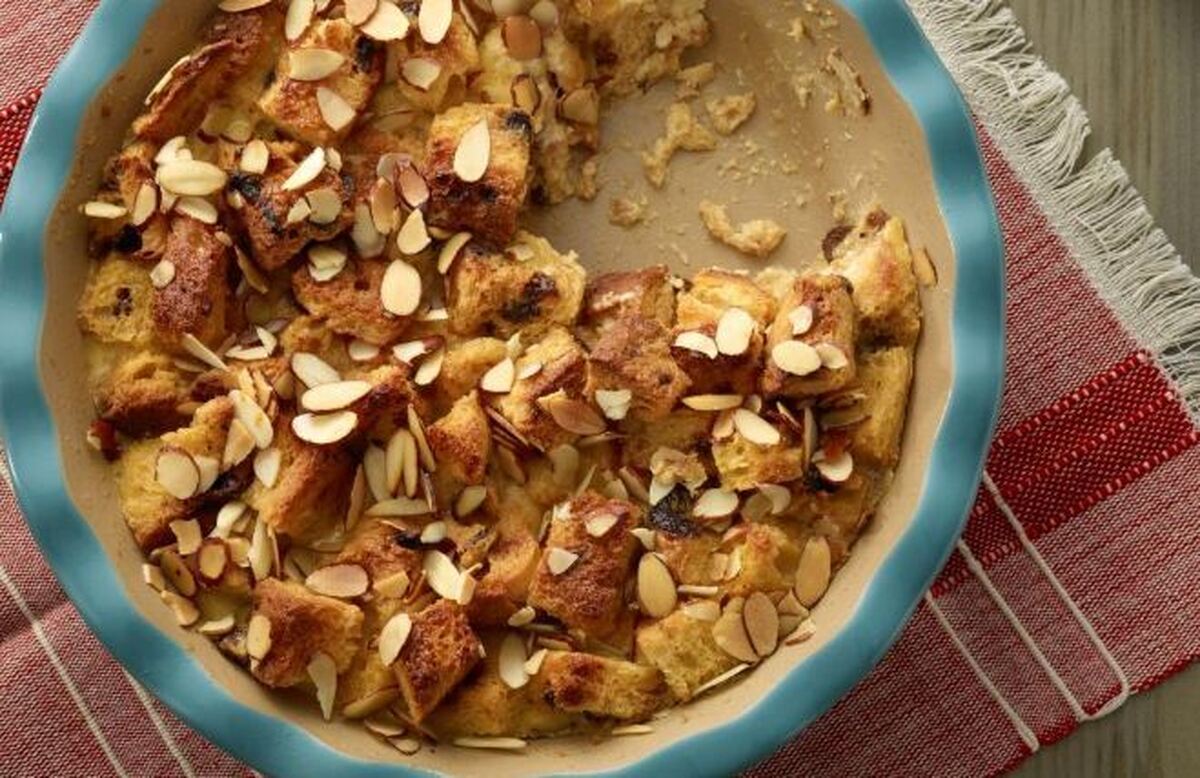 با ترکیب شیر و بادام به نان کشمشی یک پودینگ مقوی و خوشمزه برای فرزندانتان درست کنید