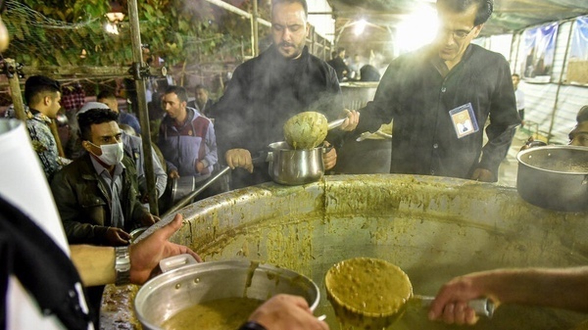 خت آش نذری ۵ تنی در سالروز شهادت حضرت فاطمه (س) در شیراز