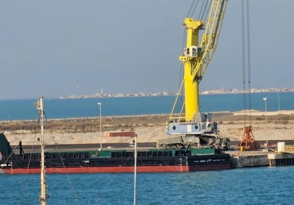 آب‌اندازی بارج ۲ هزار تنی جوشن در بندر بوشهر‌