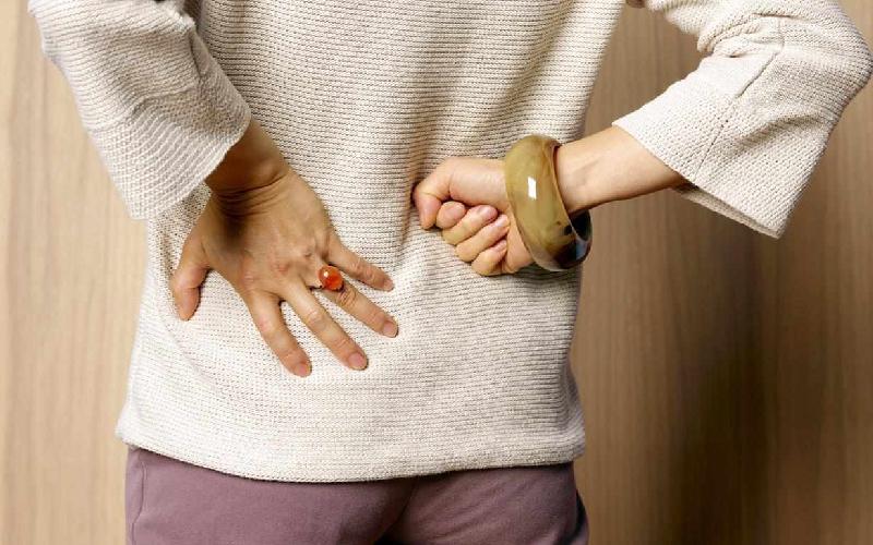 چرا ناگهان به کمردرد دچار می‌شویم؟ بررسی علل و روش‌های درمان