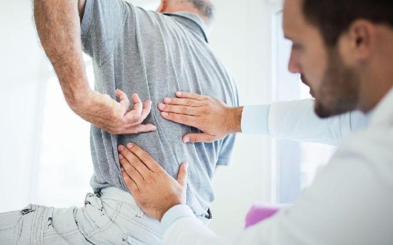 چرا ناگهان به کمردرد دچار می‌شویم؟ بررسی علل و روش‌های درمان