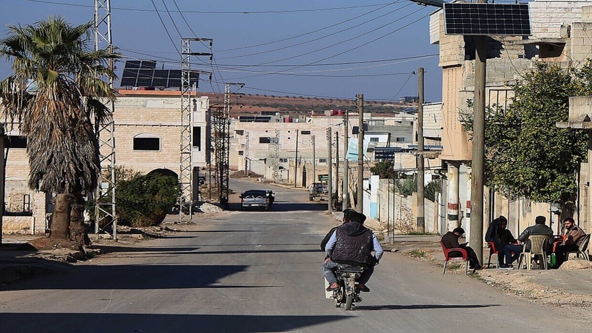 ارتش سوریه از قلب شهر حما عقب نشینی کرد و در بحبوحه نبرد‌هایی با جمعیت زیادی از شبه نظامیان در مجاورت آن مستقر می‌شود