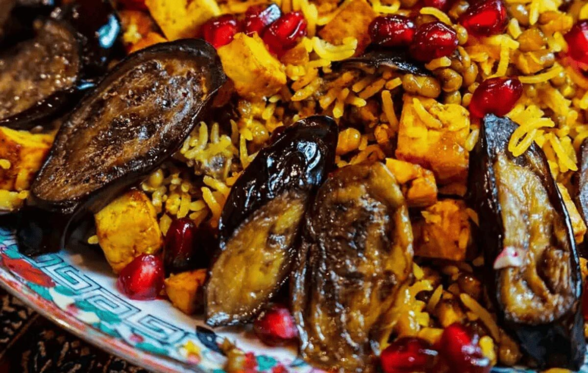 طرز تهیه انار پلو؛ غذای رنگی و خوشمزه یلدایی