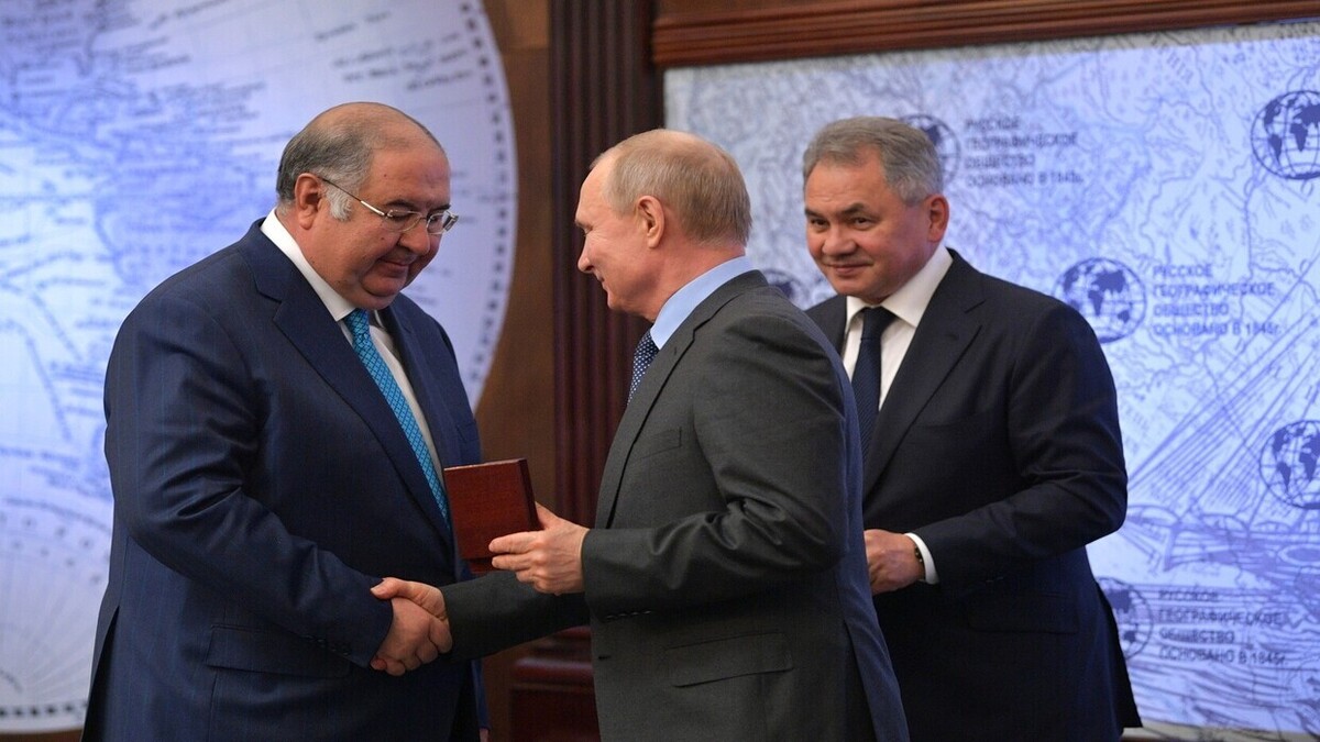 عثمانوف، میلیاردر روسی، وظایف خود را به عنوان رئیس فدراسیون بین المللی شمشیربازی به حالت تعلیق درآورد