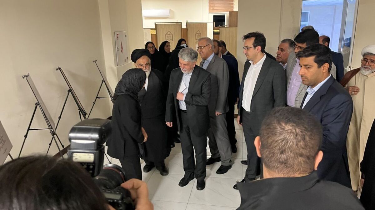 وزیر فرهنگ از آثار دانشجویان در خانه فرهنگ علوم‌پزشکی هرمزگان بازدید کرد