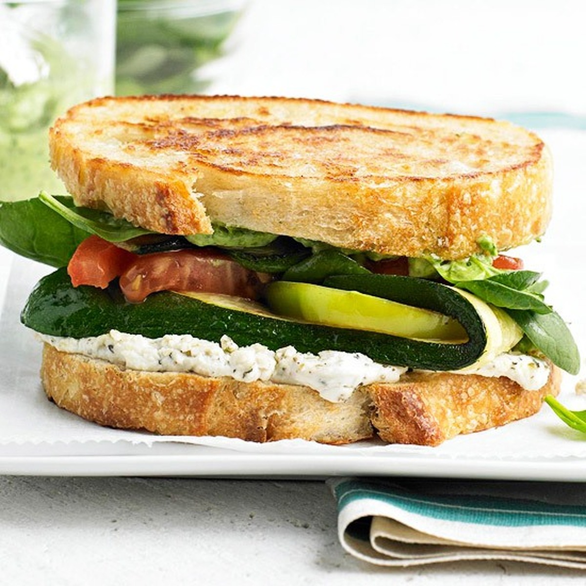 با برگ اسفناج و نان تست این ساندویچ محبوب را درست کنید
