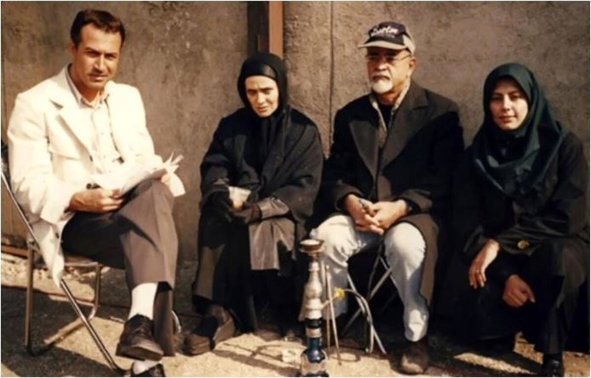 تصویر شکار شده از قلیان کشیدن مهدی فخیم زاده در پشت صحنه یک کار قدیمی