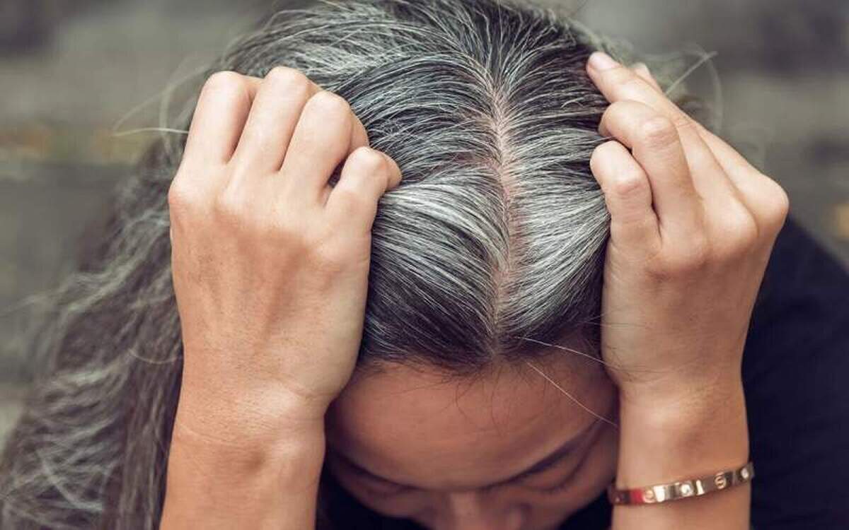 با این روش تسلیم مو‌های سفید خود نشوید!