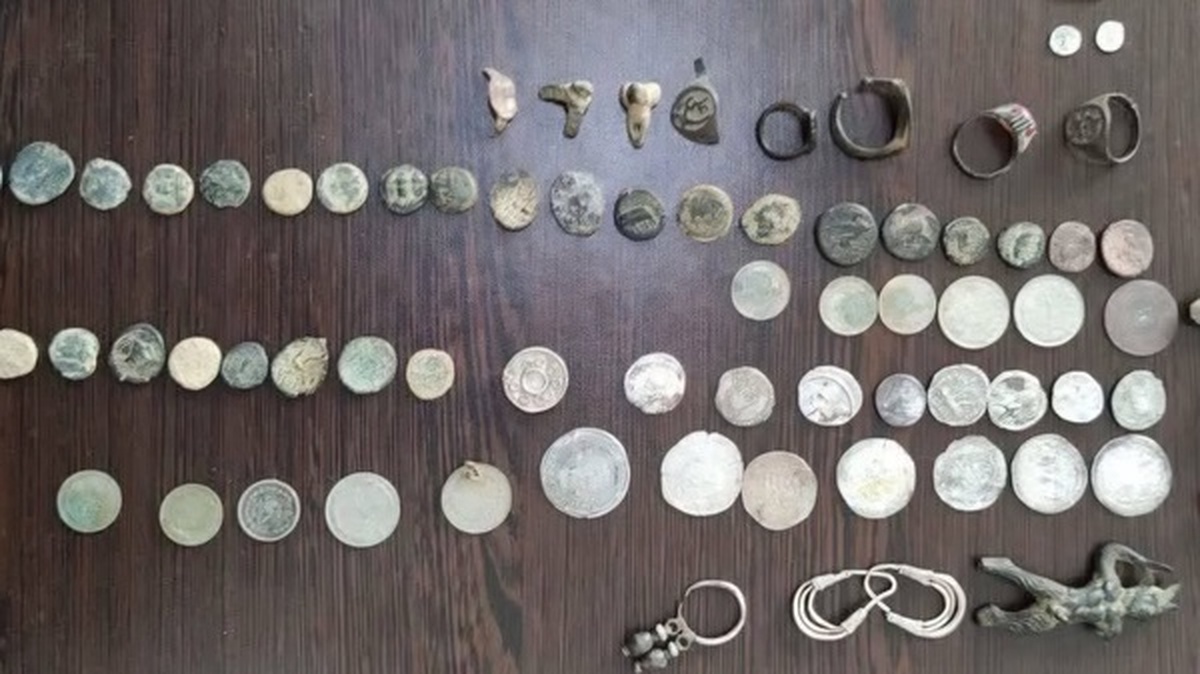 کشف ۵۲ قطعه سکه تاریخی در اندیمشک