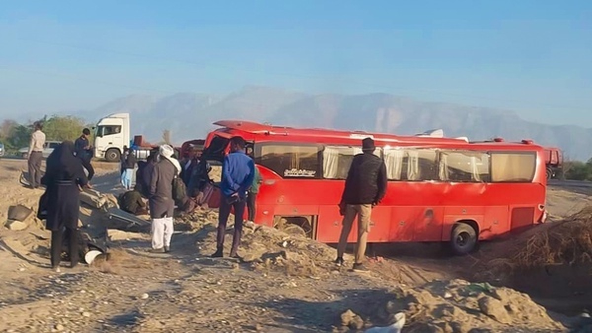مصدوم شدن ۳ تن در انحراف اتوبوس در جاده میناب – بندرعباس
