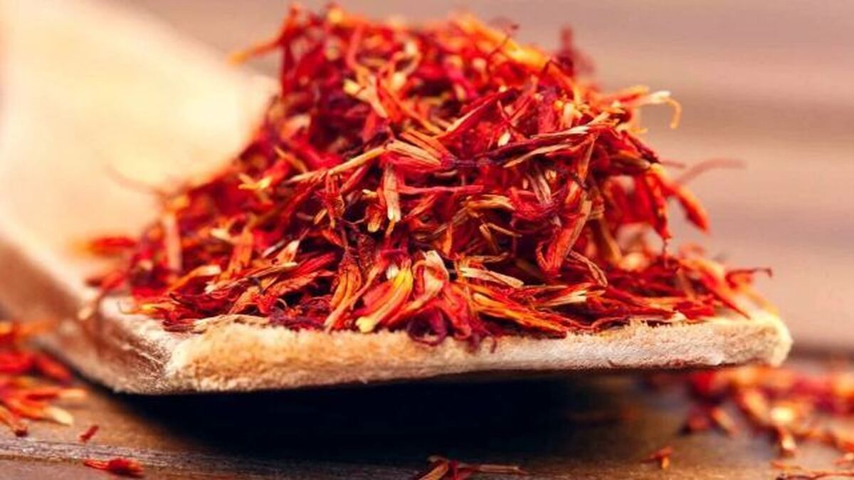آقایان از نوشیدن چای زعفران غافل نشوید / خواص زعفران از درمان مشکلات جنسی تا افزایش ترشح هورمون‌های جنسی