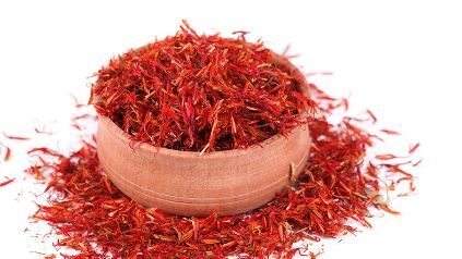 آقایان از نوشیدن چای زعفران غافل نشوید / خواص زعفران از درمان مشکلات جنسی تا افزایش ترشح هورمون‌های جنسی