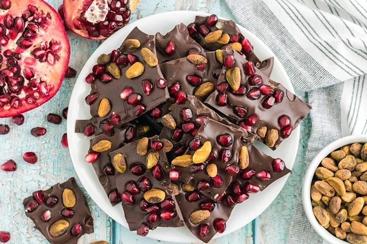 طرز تهیه شکلات خانگی با مغزیجات و انار که مزه بهشتی میده!