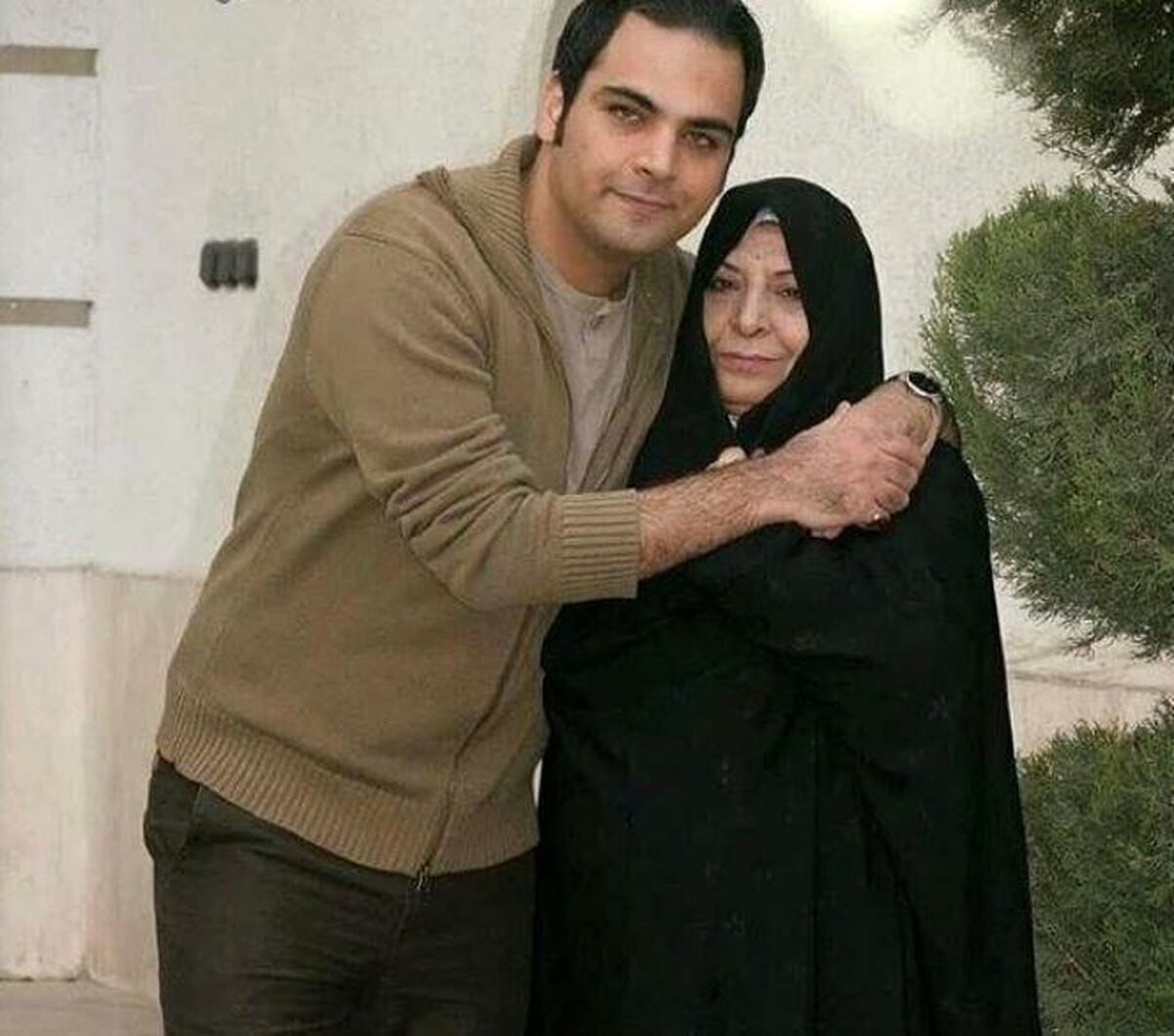 احسان علیخانی مادرش را هم به تلویزیون برد!