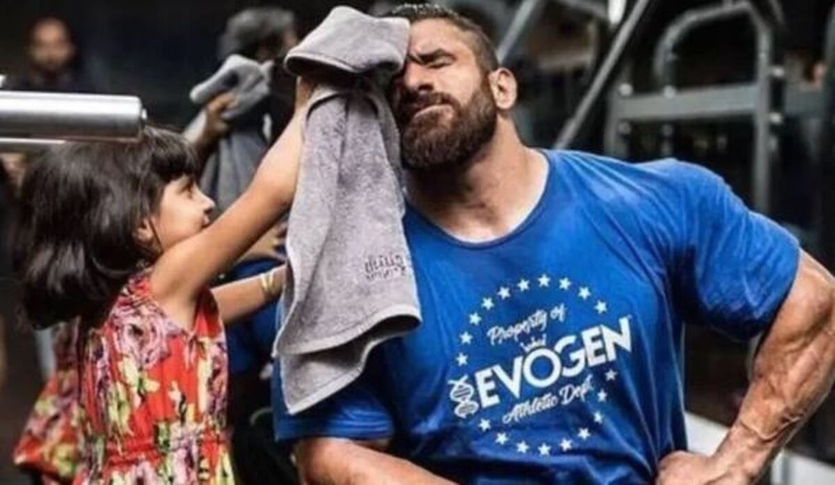 ثبت لحظات شاد و دوست داشتنی هادی چوپان و خانواده اش با یک پرنده شکاری! +عکس