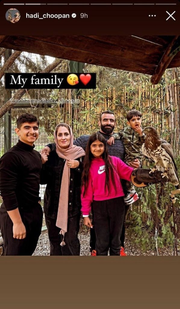 ثبت لحظات شاد و دوست داشتنی هادی چوپان و خانواده اش با یک پرنده شکاری! +عکس