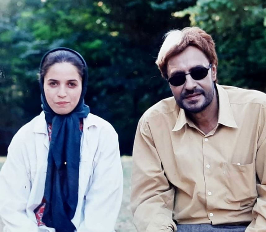 (عکس) «اکرم مهدوی و خسرو شکیبایی» در پشت صحنه سریال آواز مه؛ سال ۱۳۸۰