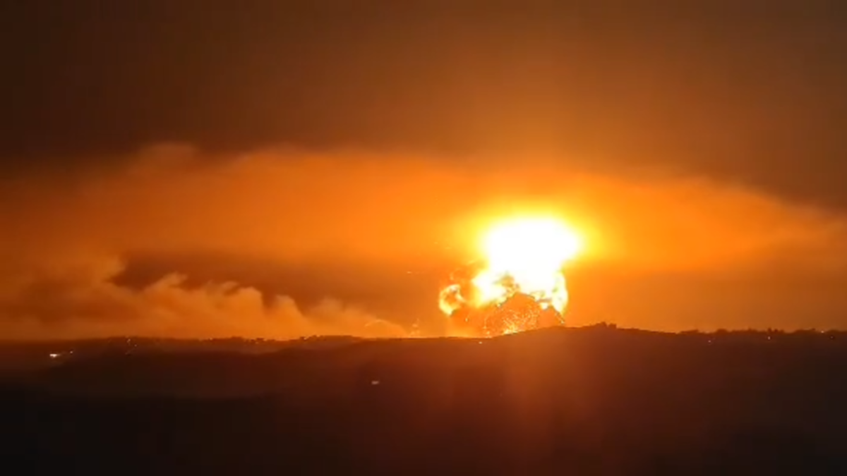 فیلم + عکس| حملات و انفجار‌های خشونت آمیز صهیونیست‌ها به طرطوس توسط دستگاه‌های لرزه نگاری به عنوان زمین لرزه‌ای به بزرگی ۳ ریشتر ثبت شد