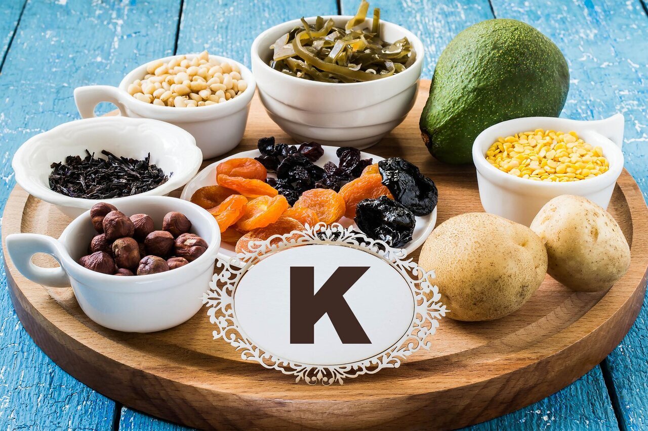 نقش ویتامین‌ها در رفع چروک و تیرگی دور چشم