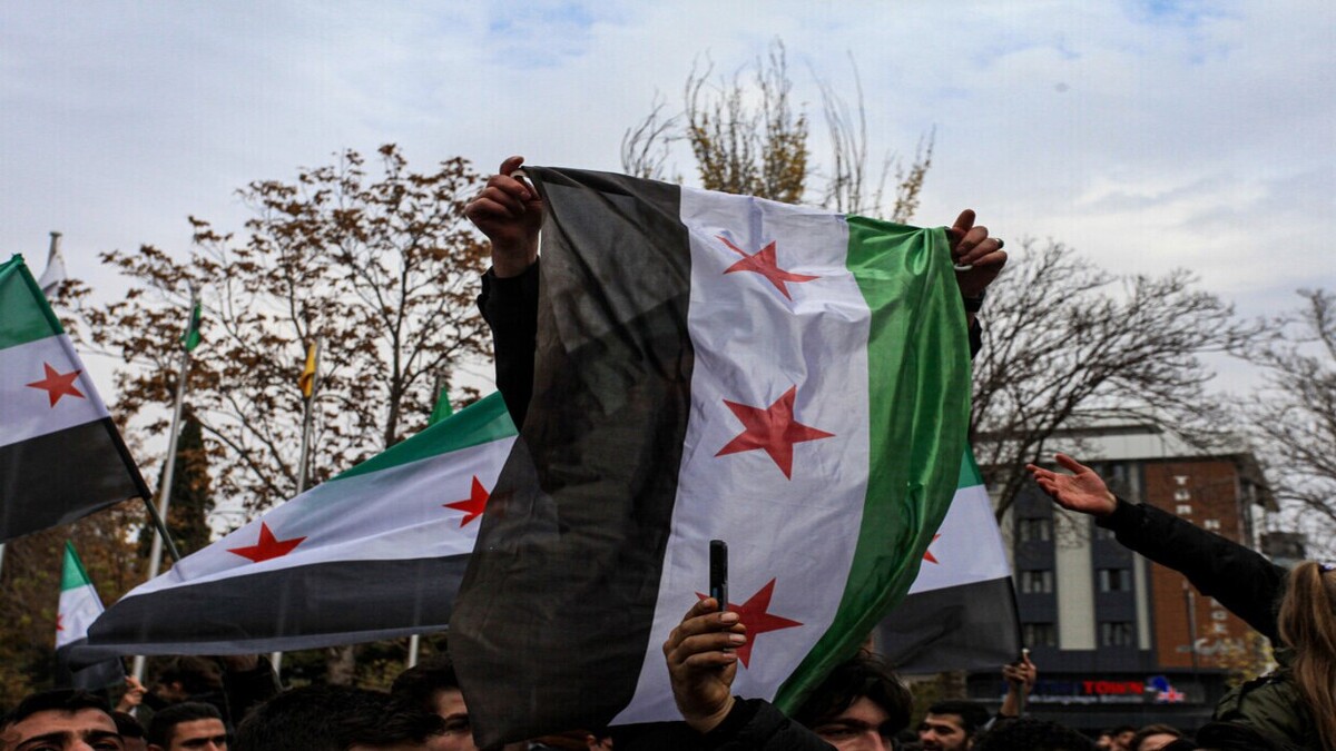 وزارت امور خارجه فرانسه: هیئت دیپلماتیک از دمشق خواست تا یک انتقال سیاسی جامع و حفاظت از اقلیت‌ها را انجام دهد