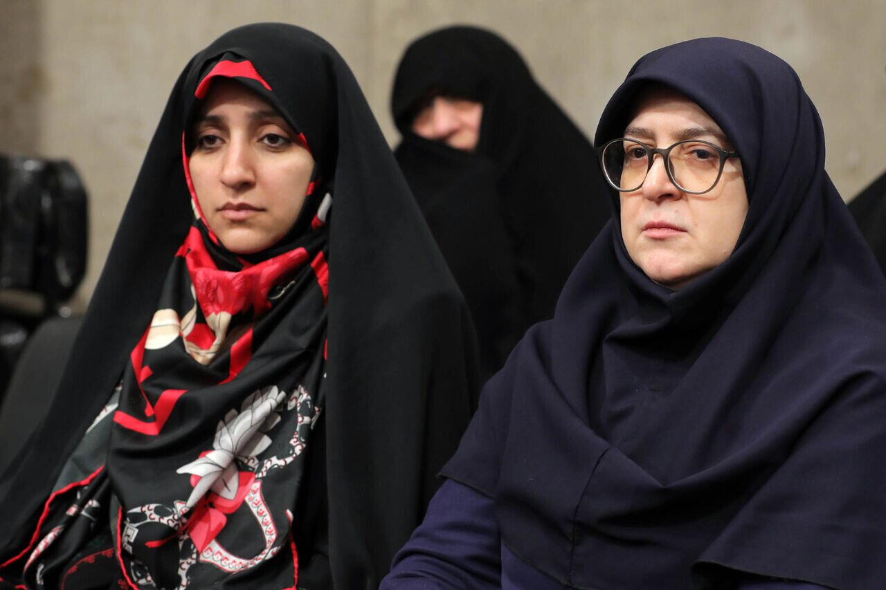 حجاب فاطمه مهاجرانی در دیدار با رهبر خبر ساز شد+عکس