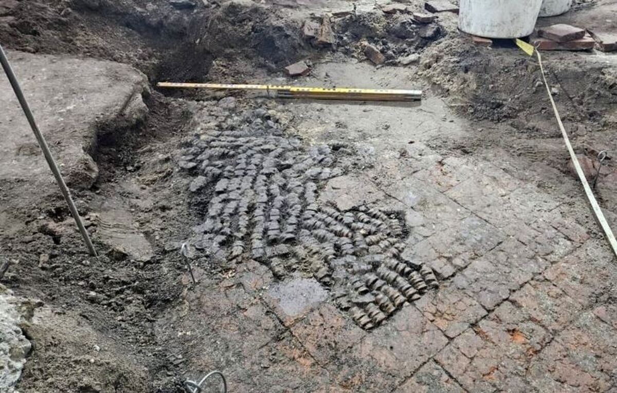 باستان شناسان موزاییک‌های ۵۰۰ ساله از جنس استخوان حیوان در یک خانه قدیمی کشف کردند