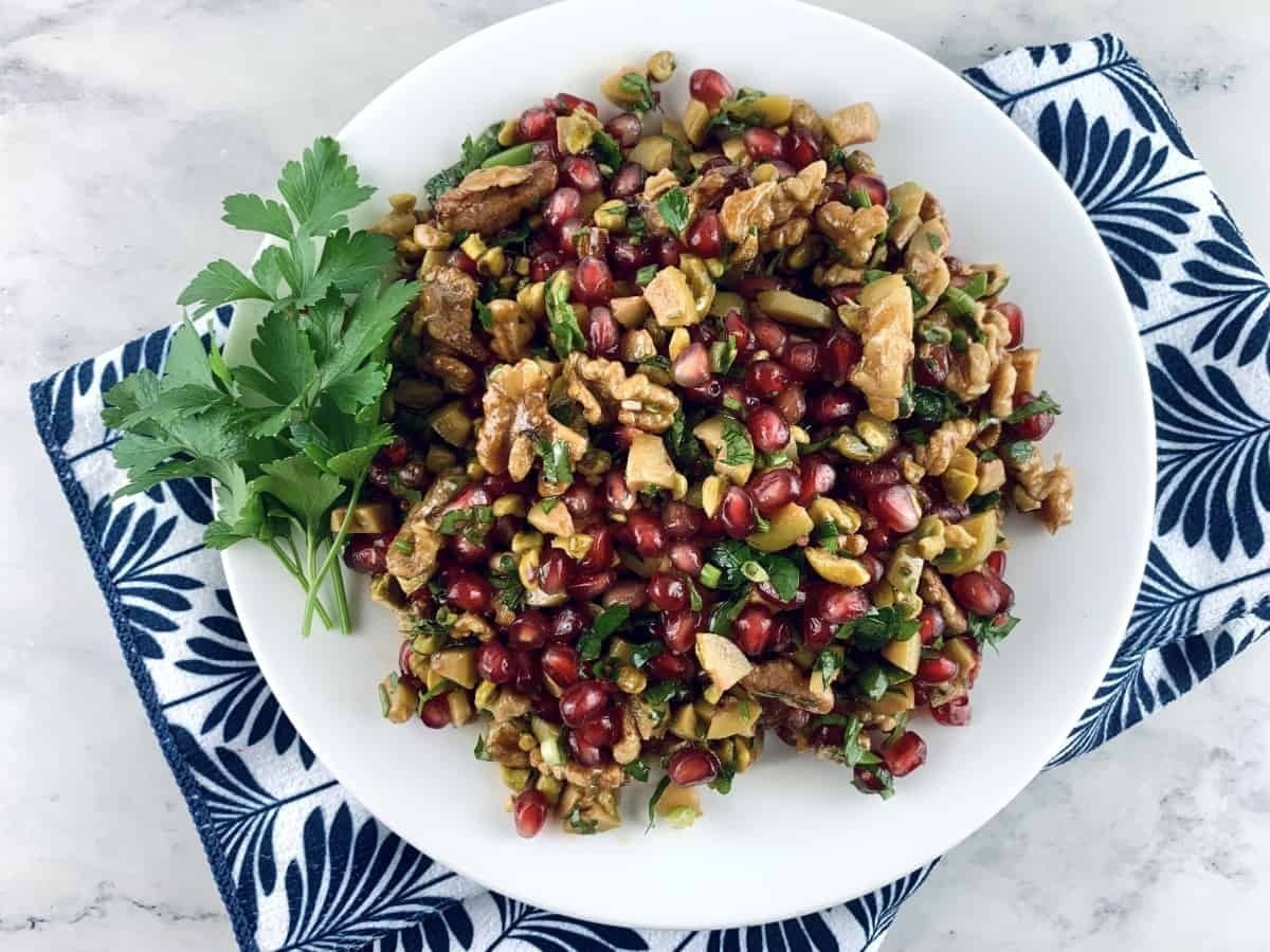 دستور تهیه سالاد انار و زیتون؛ یک گزینه محشر برای سلامت بدن!