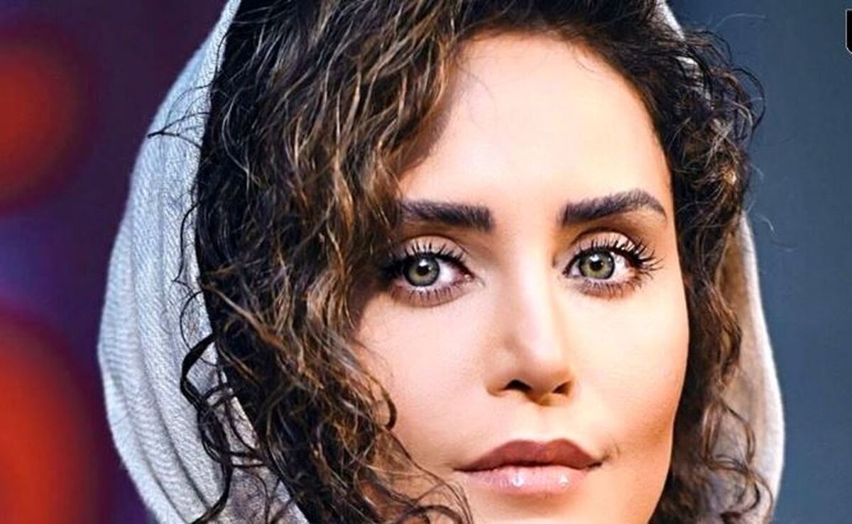 استایل جدید و دوست داشتنی الناز شاکردوست با مدل موی فرق کج و صاف با مینی اسکارف گل دارش جلب توجه کرد