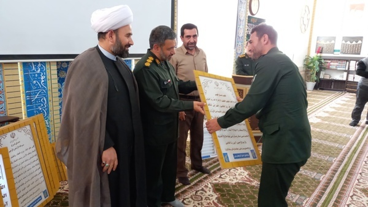 اهدا اقلام فرهنگی به مساجد مراغه